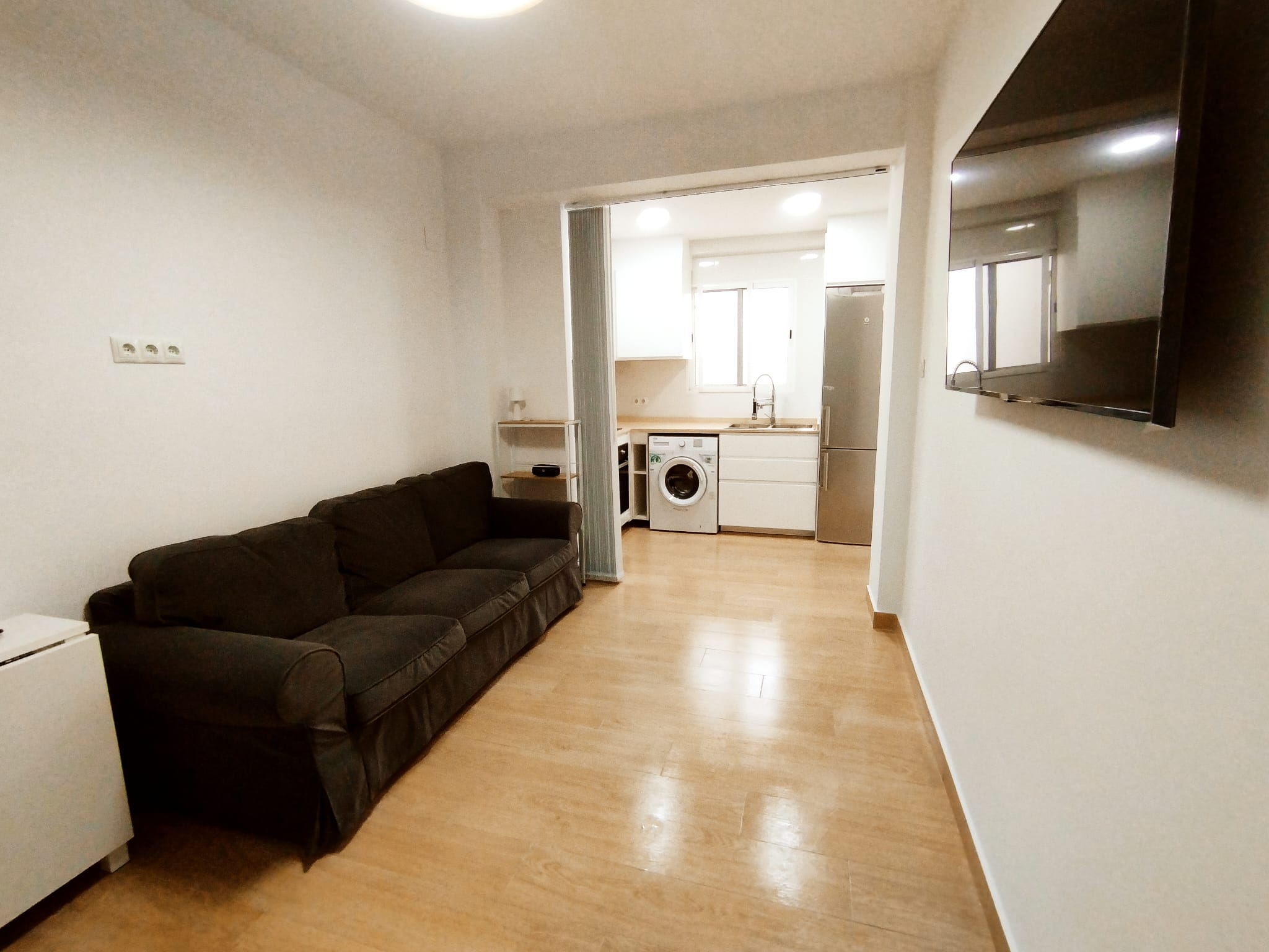 amplio salón muy luminoso y práctico con cocina office