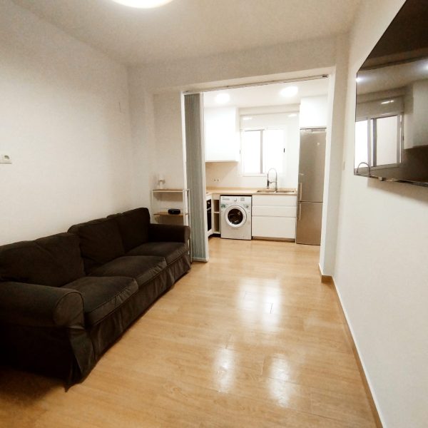 amplio salón muy luminoso y práctico con cocina office